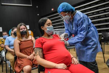 161 embarazadas con COVID muertas en EE.UU y 125,000 contagiadas: Alerta de salud