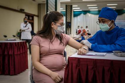 COVID-19: CDC advierten a embarazadas sobre importancia de la vacuna