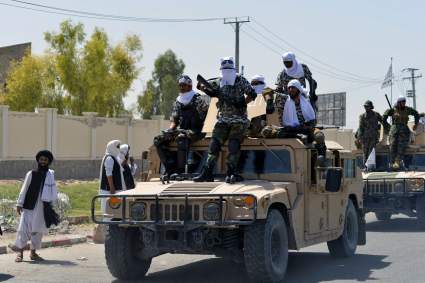 Talibanes desafían a EE.UU. con desfile de armamento y vehículos militares – Videos