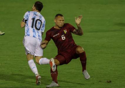 La descalificadora patada que le pegaron a Lionel Messi contra Venezuela – Video