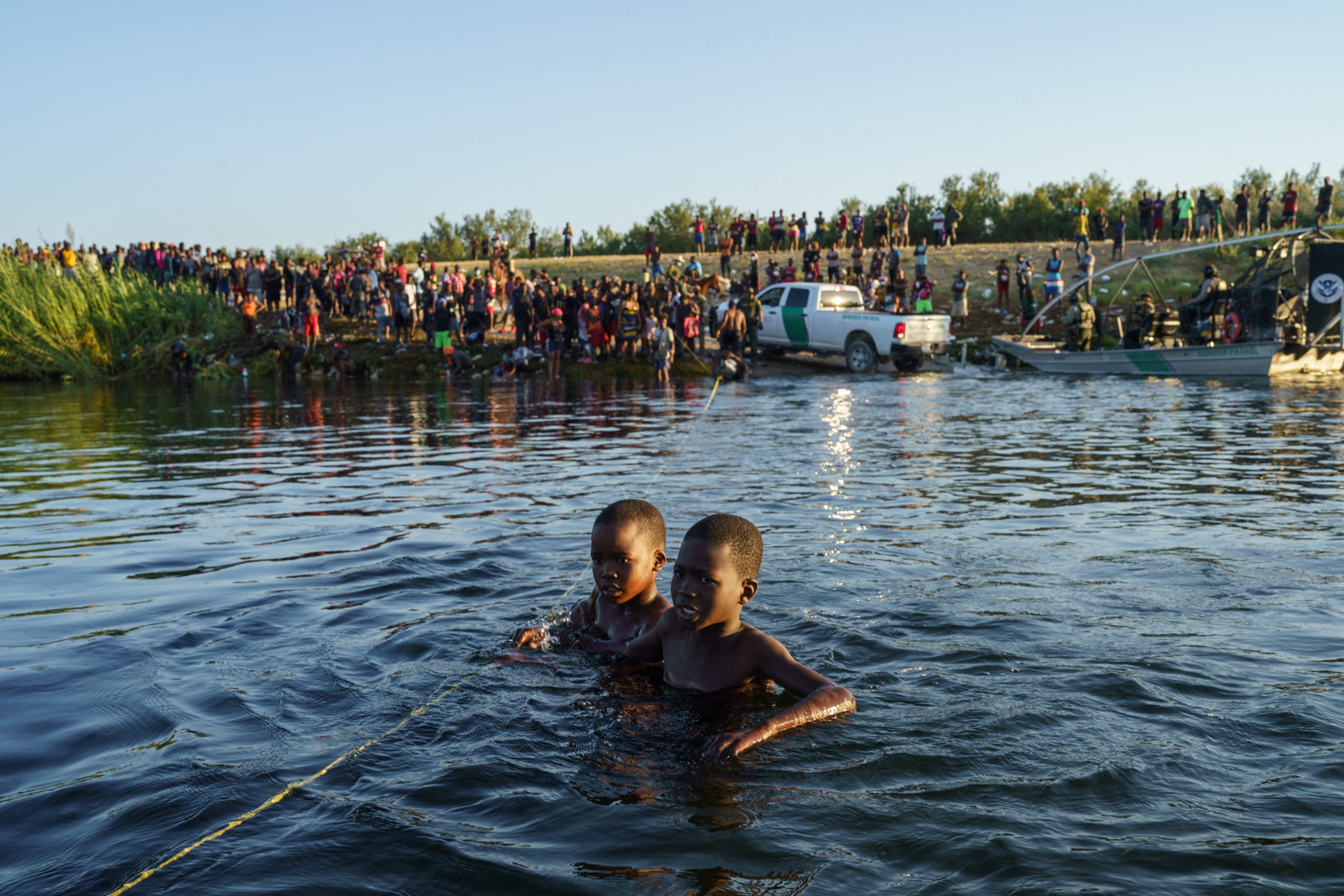 Los migrantes haitianos continúan cruzando la frontera entre Estados Unidos y México en el Río Grande, visto desde Ciudad Acuña, estado de Coahuila, México, el 20 de septiembre de 2021.