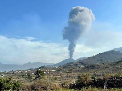 La Palma: Lava volcánica toca el mar y hay temor por gases tóxicos – Imágenes fuertes
