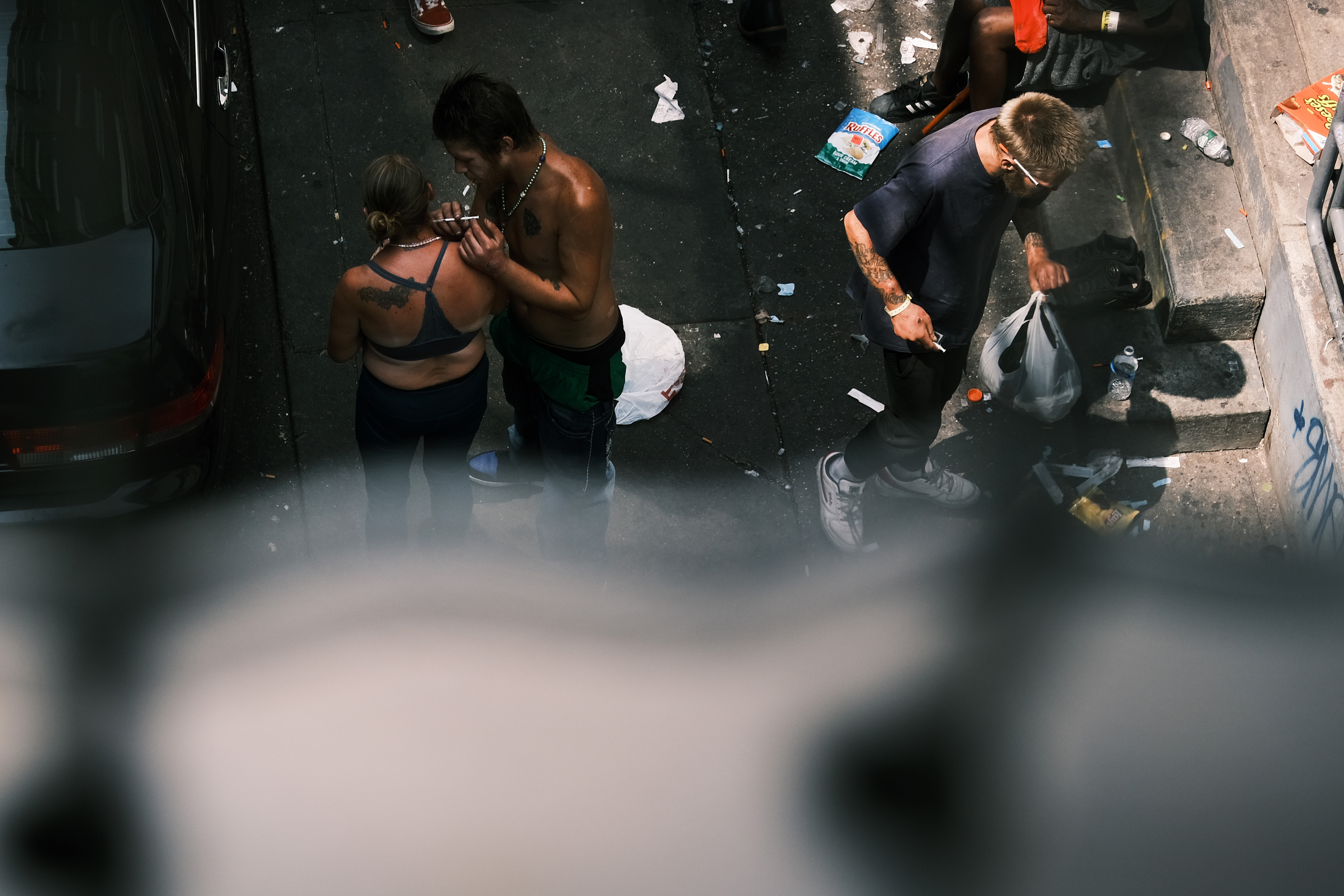 La gente dispara hero&iacute;na en una calle de Kensington el 19 de julio de 2021 en Filadelfia, Pensilvania.