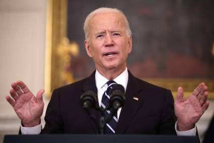 El nuevo plan de vacunación de Biden afecta a 100 millones de personas