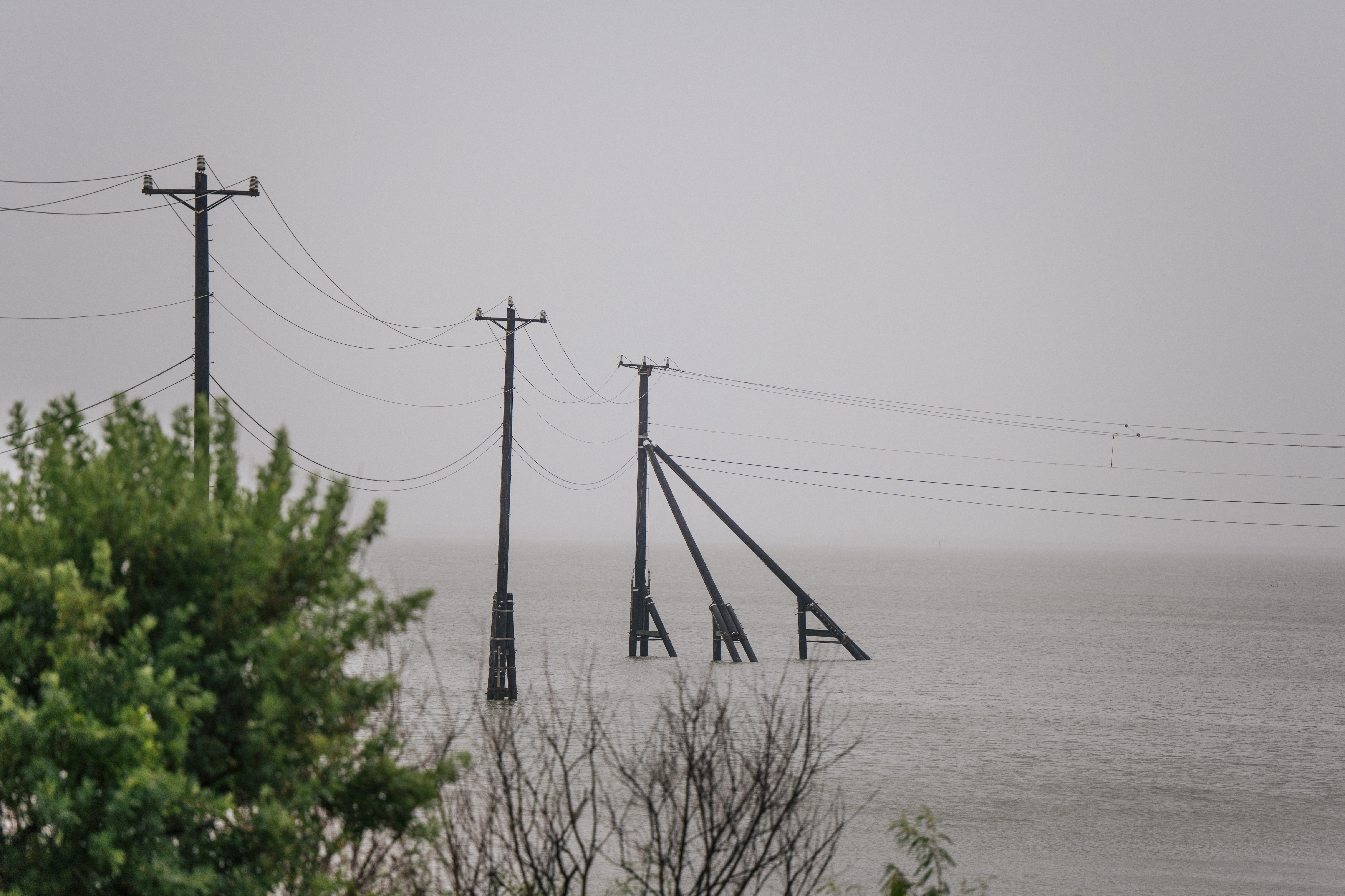 Las torres de transmisión se muestran antes de la tormenta tropical Nicholas el 13 de septiembre de 2021 en Galveston, Texas.