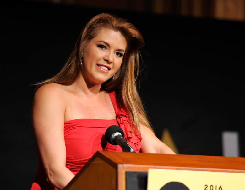 la actriz Alicia Machado habla en el escenario durante el NALIP 2016 Latino Media Awards en Dolby Theatre el 25 de junio de 2016 en Hollywood, California.