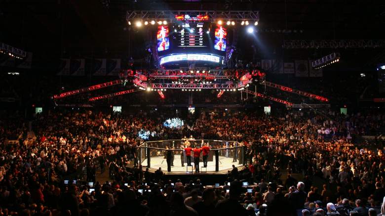 Los fanáticos asisten a UFC 90 en Allstate Arena el 25 de octubre de 2008 en Chicago, Illinois.