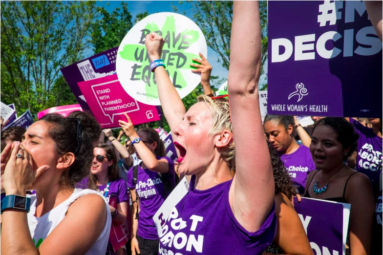 Alison Turkos, derecha, y Morgan Hopkins, celebran en los escalones de la Corte Suprema de los Estados Unidos el 27 de junio de 2016 en Washington, DC despu&eacute;s de que se derogara una ley de restricciones al aborto en Texas.