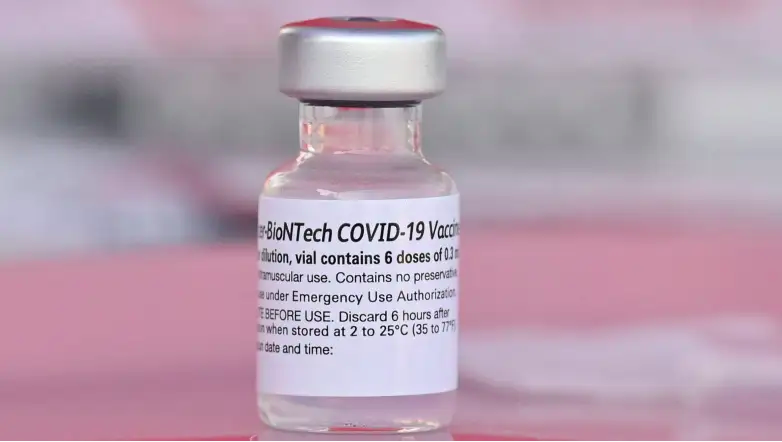 Un vial de la vacuna Pfizer-BioNTech Covid-19 se ve en una cl&iacute;nica de vacunaci&oacute;n emergente en el vecindario de Arleta en Los &Aacute;ngeles, California, el 23 de agosto de 2021.