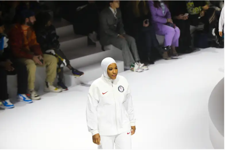 El esgrimista olímpico de sable de EE. UU. Ibtihaj Muhammad camina por la pasarela durante el desfile de modas de la colección olímpica de Tokio 2020 en The Shed el 05 de febrero de 2020 en la ciudad de Nueva York.