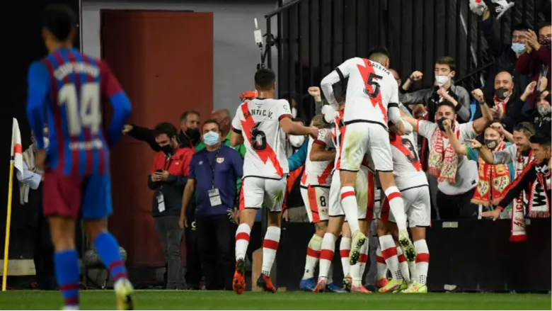 Los jugadores del Rayo Vallecano celebran el gol de Falcao.