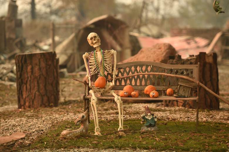 Una decoración de Halloween permanece en una casa quemada después de que el incendio Camp arrasó la región en Paradise, California el 12 de noviembre de 2018.