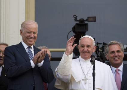 Joe Biden en el Vaticano: ¿Qué le regaló al Papa Francisco? – Video