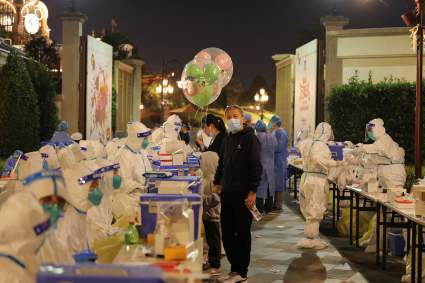 China: Shanghai Disneyland encierra a más de 30 mil personas por COVID-19. ¿Qué pasó?