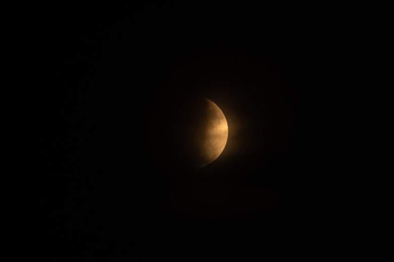 La luna se ve durante un eclipse lunar desde la plataforma de observación de Roppongi Hills en Tokio el 19 de noviembre de 2021.