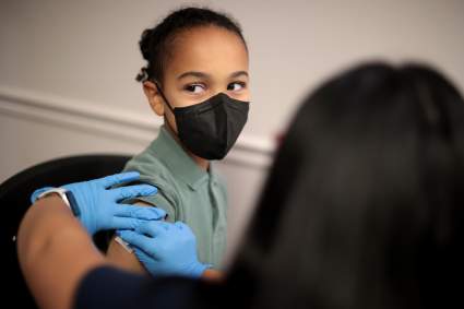 Nueva York dará $100 dólares a niños que se vacunen del COVID: ¿Qué más les dan?