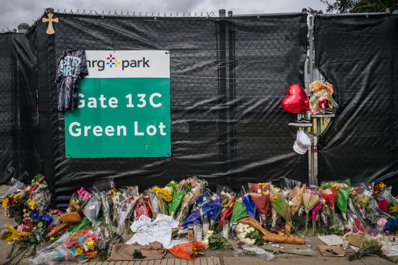 Un monumento a los que murieron en el festival Astroworld se muestra fuera del NRG Park el 9 de noviembre de 2021 en Houston, Texas.