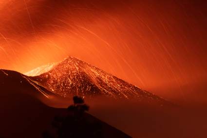 Volcán La Palma: Temor por gigantes bolas de lava que llegan al mar – Videos
