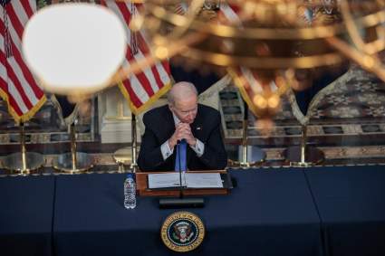 Biden advierte llegada inminente de variante Omicron: Pide no caer en pánico