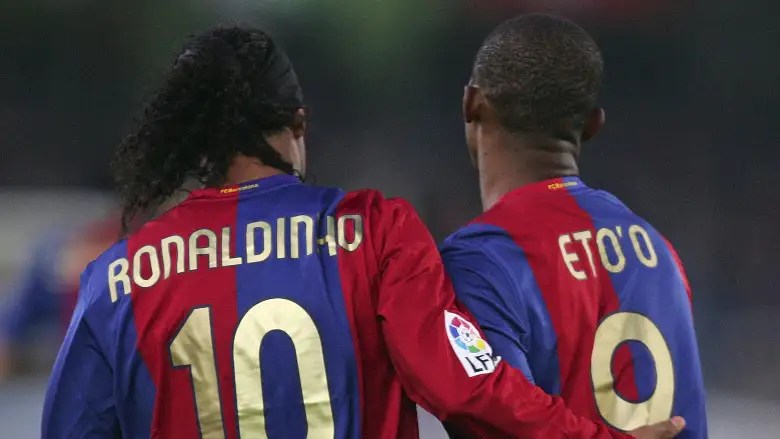 Samuel Eto'o (R) de Barcelona celebra con Ronaldinho en 2007.