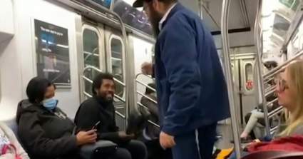 Nueva York: Rabino latino regala zapatos a persona descalza en el Metro: Gabriel Benayon