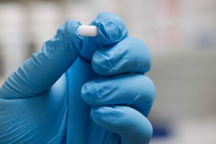 EEUU aprobó la píldora de Pfizer contra el coronavirus: ¿Quiénes pueden recibirla?
