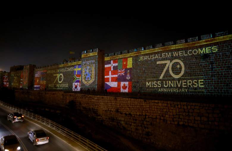 Banderas de diferentes países se proyectan en las paredes de la Ciudad Vieja de Jerusalén el 30 de noviembre de 2021 mientras las concursantes del certamen de Miss Universo recorren la Ciudad Santa antes del evento número 70 de Miss Universo que se llevará a cabo en el centro turístico de Eilat en el Mar Rojo de Israel el 12 de diciembre.