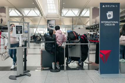 Biden levantará restricciones de viajes por ómicron: ¿A quiénes beneficiará?