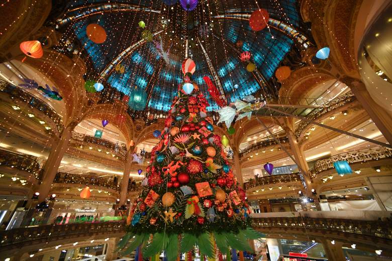 Se ve un árbol de Navidad gigante en la tienda vacía de Galeries Lafayette el 19 de noviembre de 2020 en París, Francia.