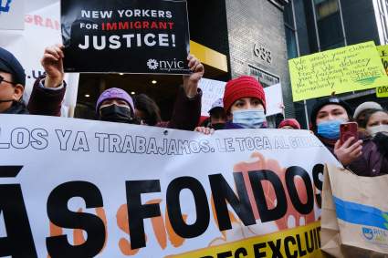 ¿Aprobarán más cheques de $15,600 para indocumentados sin empleo?