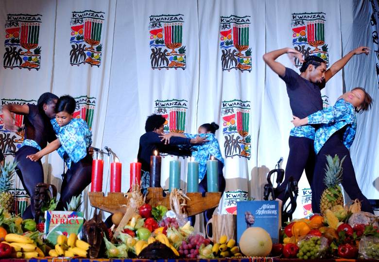 Los miembros del Creative Outlet Dance Theatre de Brooklyn, Nueva York, realizan una danza durante una celebración de Kwanzaa el 27 de diciembre de 2003 en el Museo de Historia Natural de la ciudad de Nueva York.