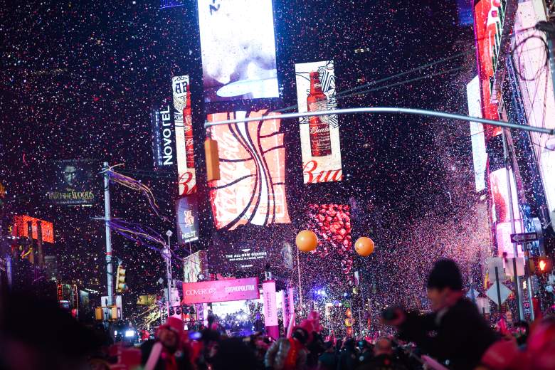 31 de diciembre de 2014: Comienza la cuenta atrás y cae confeti en Times Square