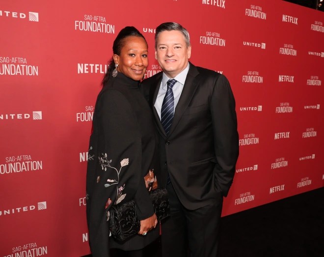 El homenajeado Ted Sarandos (R) y Nicole Avant asisten a la Fundación SAG-AFTRA Patron of the Artists Awards 2017 en el Wallis Annenberg Center for the Performing Arts el 9 de noviembre de 2017 en Beverly Hills, California.