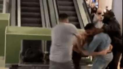 [VIDEO]: Autoridades de Miami arrestan a dos personas en el aeropuerto tras altercado