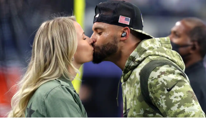 Dak Prescott y su novia Natalie se vuelven virales por sus trajes navideños: ¿Qué usaron?