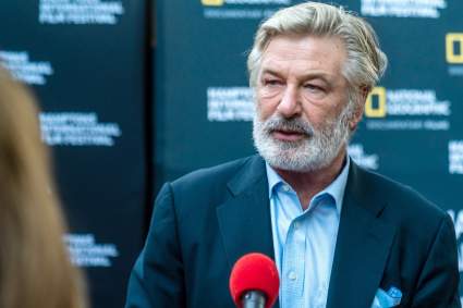 Alec Baldwin afirma que no disparó arma que mató a Halyna Hutchins: “Alguien puso una bala real”