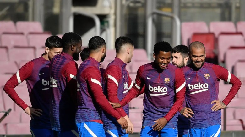 Ansu Fati y Dani Alves en el entrenamiento de Barcelona.