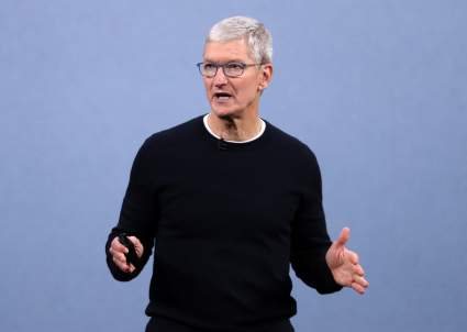 CEO de Apple es acosado por una mujer que le pide 500 millones