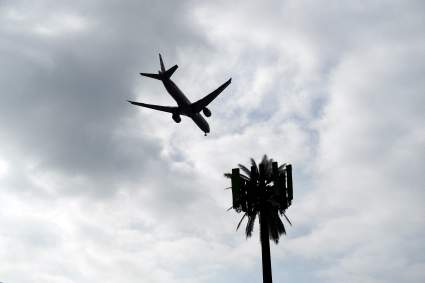 Pasajera de American Airlines se niega a usar mascarilla y el vuelo regresa a Miami