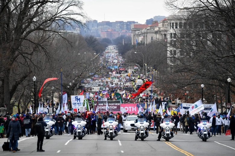 La policía lidera a los activistas pro-vida mientras participan en la 49.ª Marcha anual por la Vida, el 21 de enero de 2022.