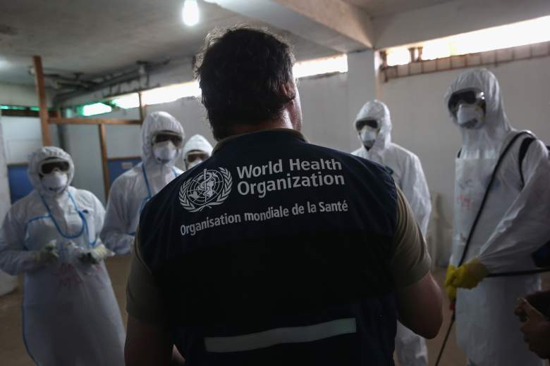 Un instructor de la Organización Mundial de la Salud (OMS) enseña a nuevos trabajadores de la salud durante una sesión de capacitación el 3 de octubre de 2014 en Monrovia, Liberia.