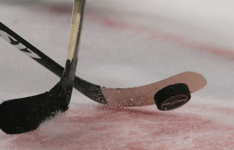 Sticks y el disco fueron fotografiados durante un enfrentamiento entre los New York Islanders y los New York Rangers el 4 de abril de 2008 en el Madison Square Garden de la ciudad de Nueva York.