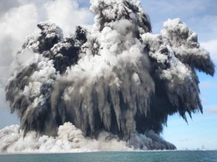 ¿Nueva alerta de Tsunami en Tonga? Reportan segunda ‘gran erupción’ en volcán submarino