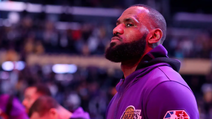 LeBron James genera controversia al pedir que despidan a narrador: ¿Por qué?