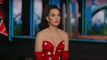 Katy Perry sale de un inodoro gigante en su residencia de Las Vegas: ¿Qué hacía?