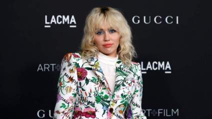 [VIDEO] ¡La actuación de Miley Cyrus casi acaba en topless!