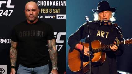 El músico Neil Young da un ultimátum a Spotify: o él o Joe Rogan. ¿Por qué?
