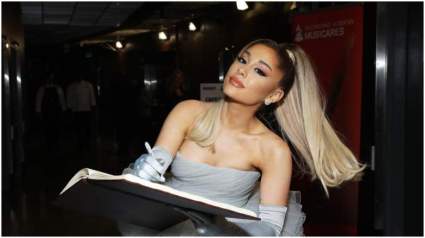 [VIDEO] A Ariana Grande se le cae su peluca en pleno directo