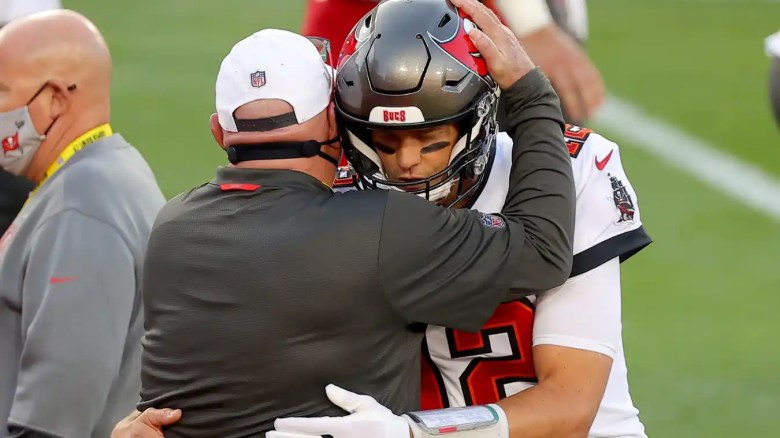 Bruce Arians y Tom Brady se abrazan antes del Super Bowl LV en 2021.