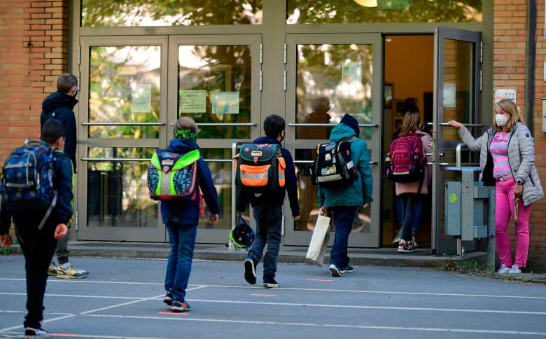 Los niños respetan las reglas de distanciamiento social cuando ingresan a la escuela primaria Petri en Dortmund, Alemania